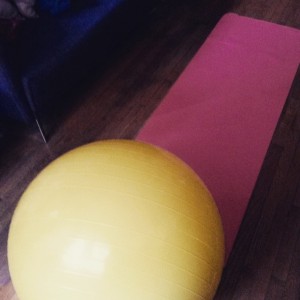 tapis de yoga et ballon de stabilité