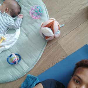 Sport après l'accouchement : bebe s'endort pendant la séance de yoga