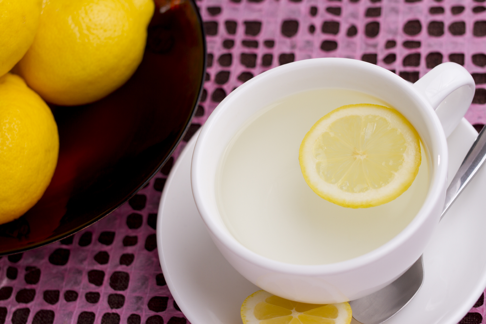 Les bienfaits de l’eau chaude au citron